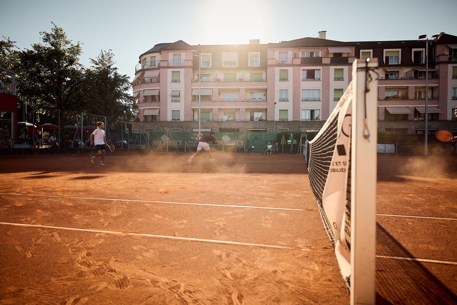 Court en terre battue au coucher du soleil, Montchoisi Tennis Club