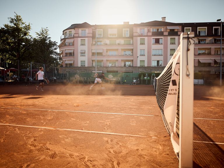 Court en terre battue au coucher du soleil, Montchoisi Tennis Club